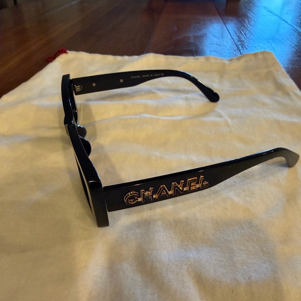 CHANEL Black Sunglasses with Logo - Picture 7 of 7